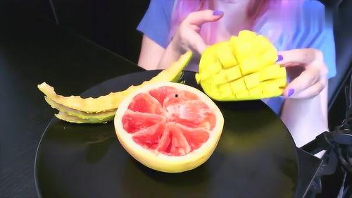 美女吃哈密瓜猪肝,美味与健康并存