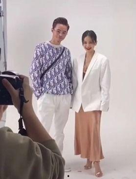 助理跪着给女明星穿鞋,一场尊贵与谦逊的完美邂逅