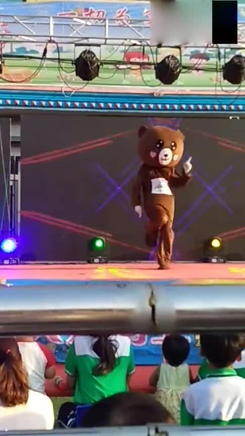 过生日网红熊跳舞视频,萌动舞步引网友热议
