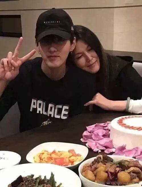 娱乐八卦事件爆料吃瓜,明星隐私大曝光,吃瓜群众狂欢时刻!